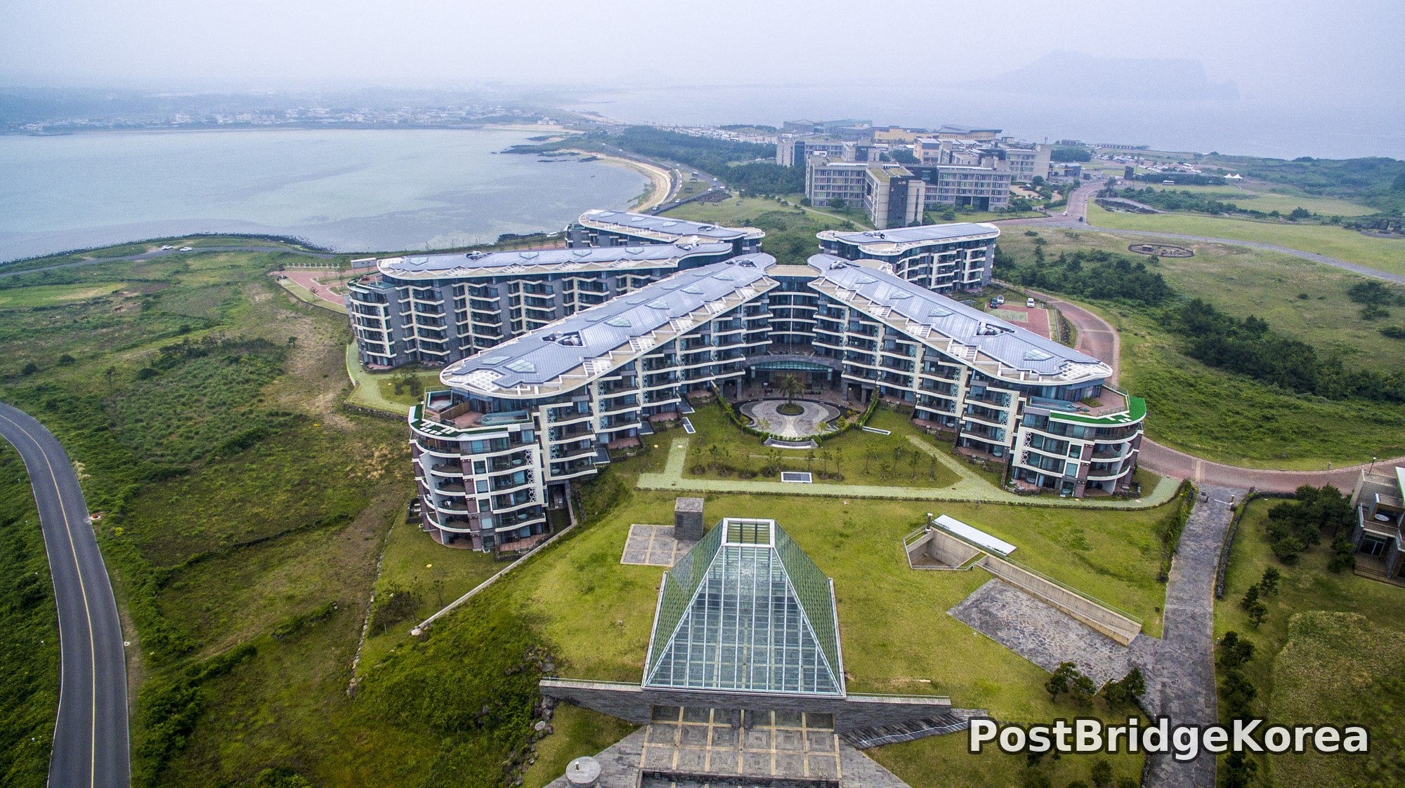 Jeju Island Aerial Drone Photography: Butterfly Resort Layout, Volcanic Ridge Lines, and Overcast Spring Exposure Guide